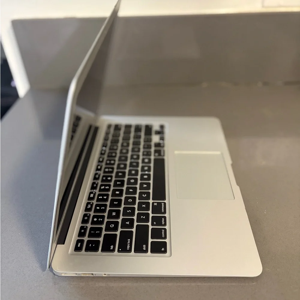 2017/2018 Apple MacBook Air 13 in. - Sleek Silver Design